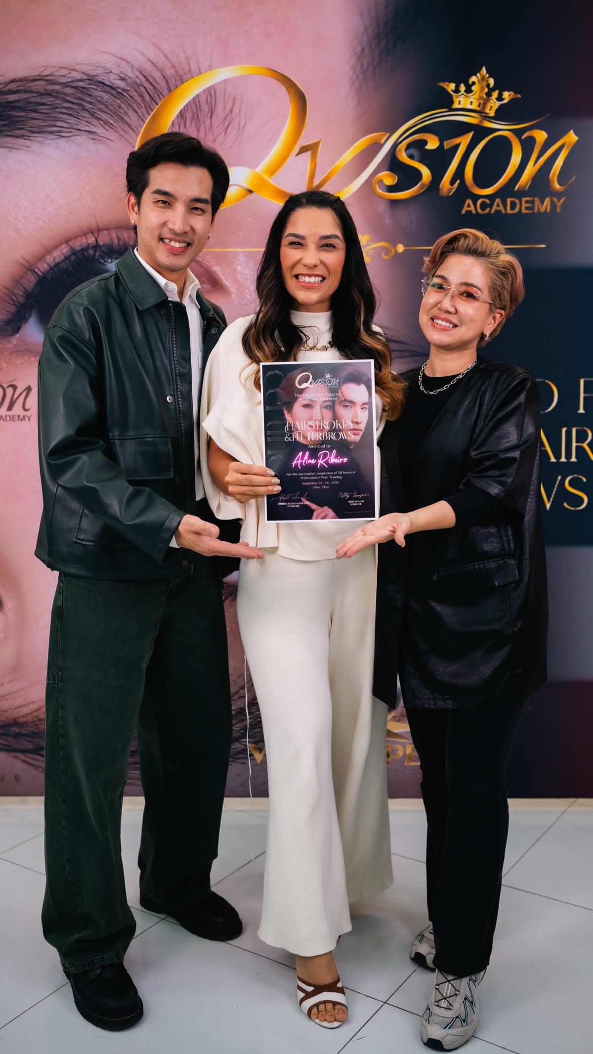 Aline Ribeiro recebendo a certificação Hairstrokes & Flutterbrows na Qvision Academy